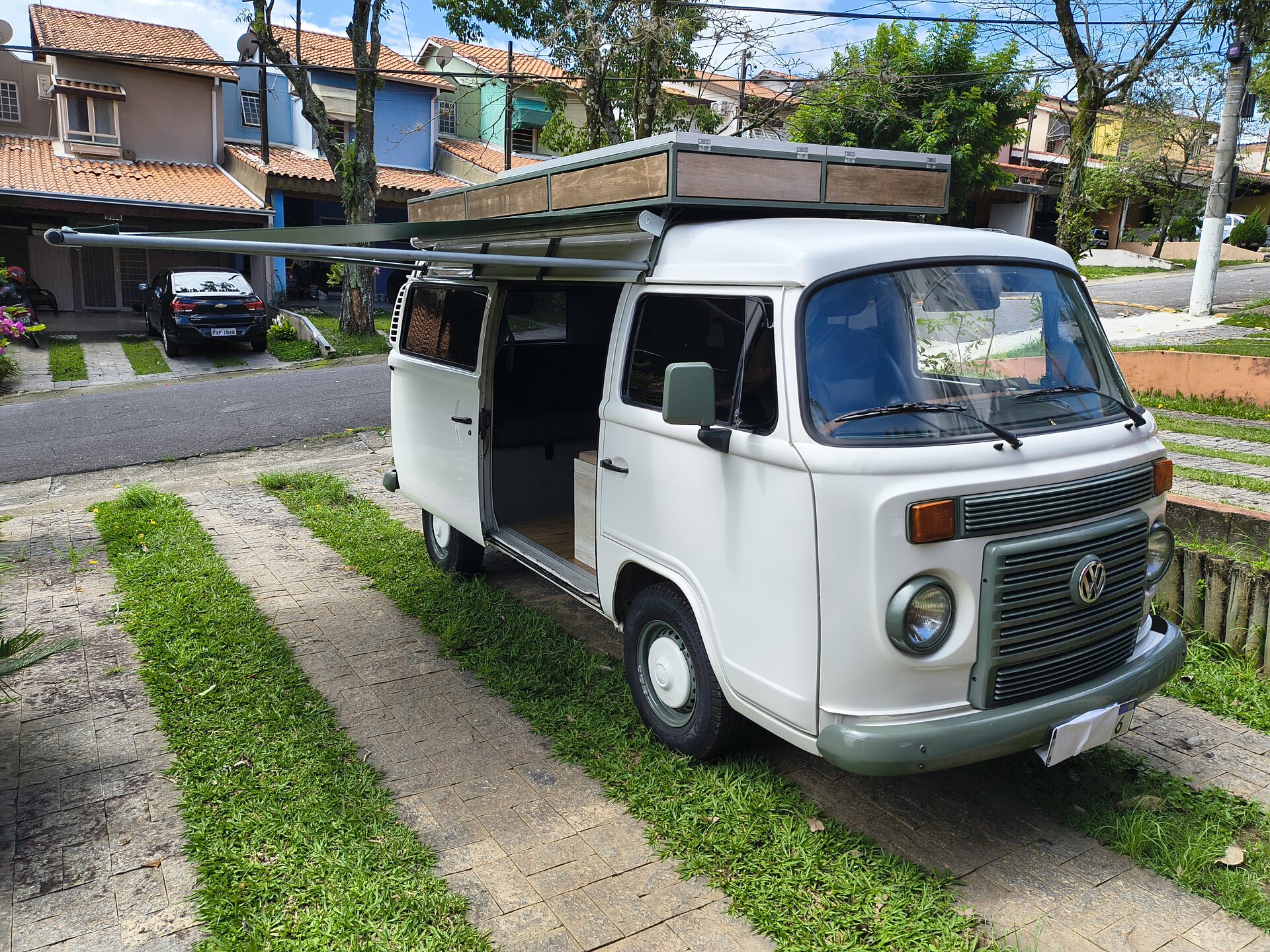 Kombi de frente com o toldo aberto