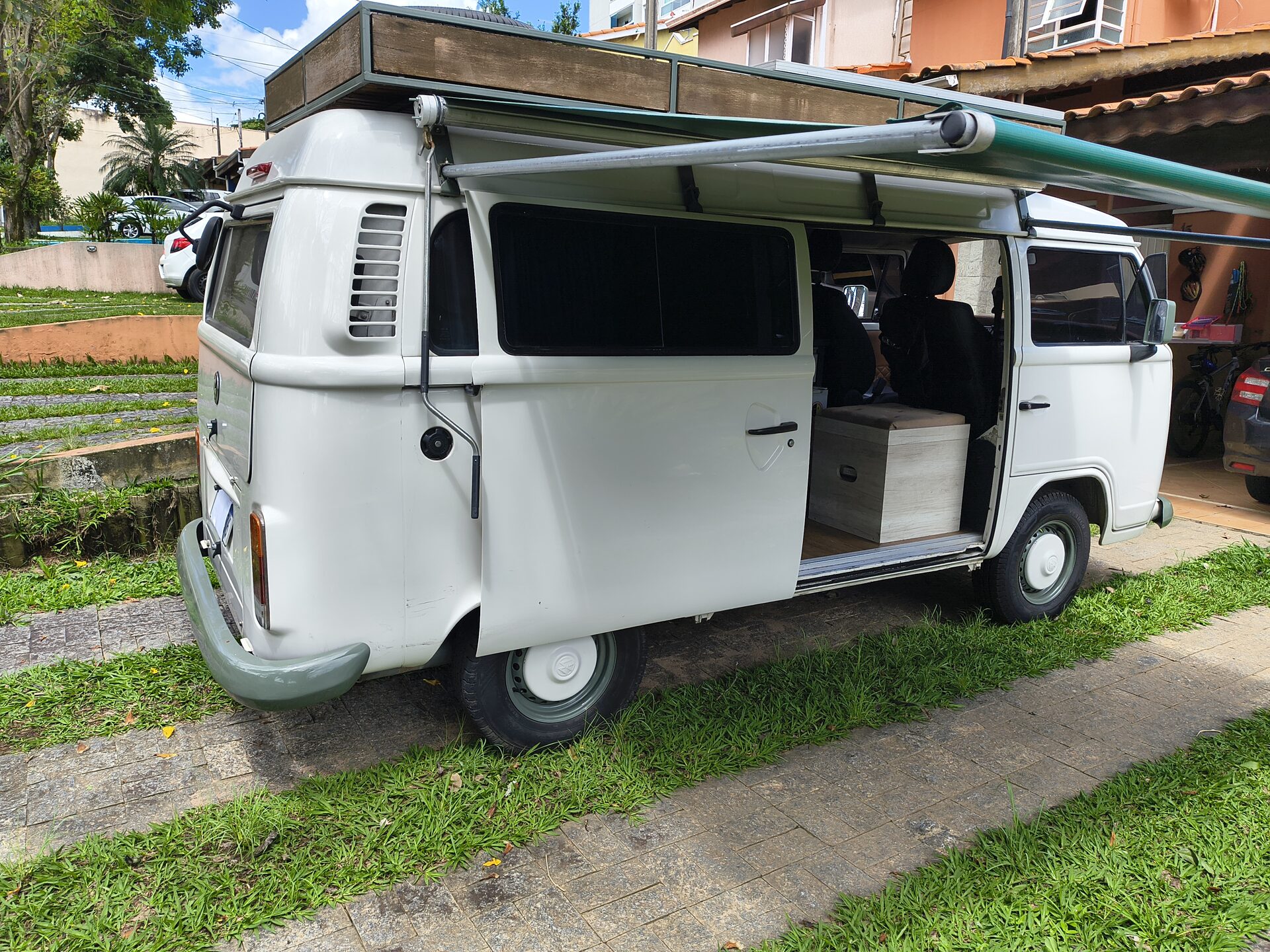 Lateral da Kombi com a porta aberta