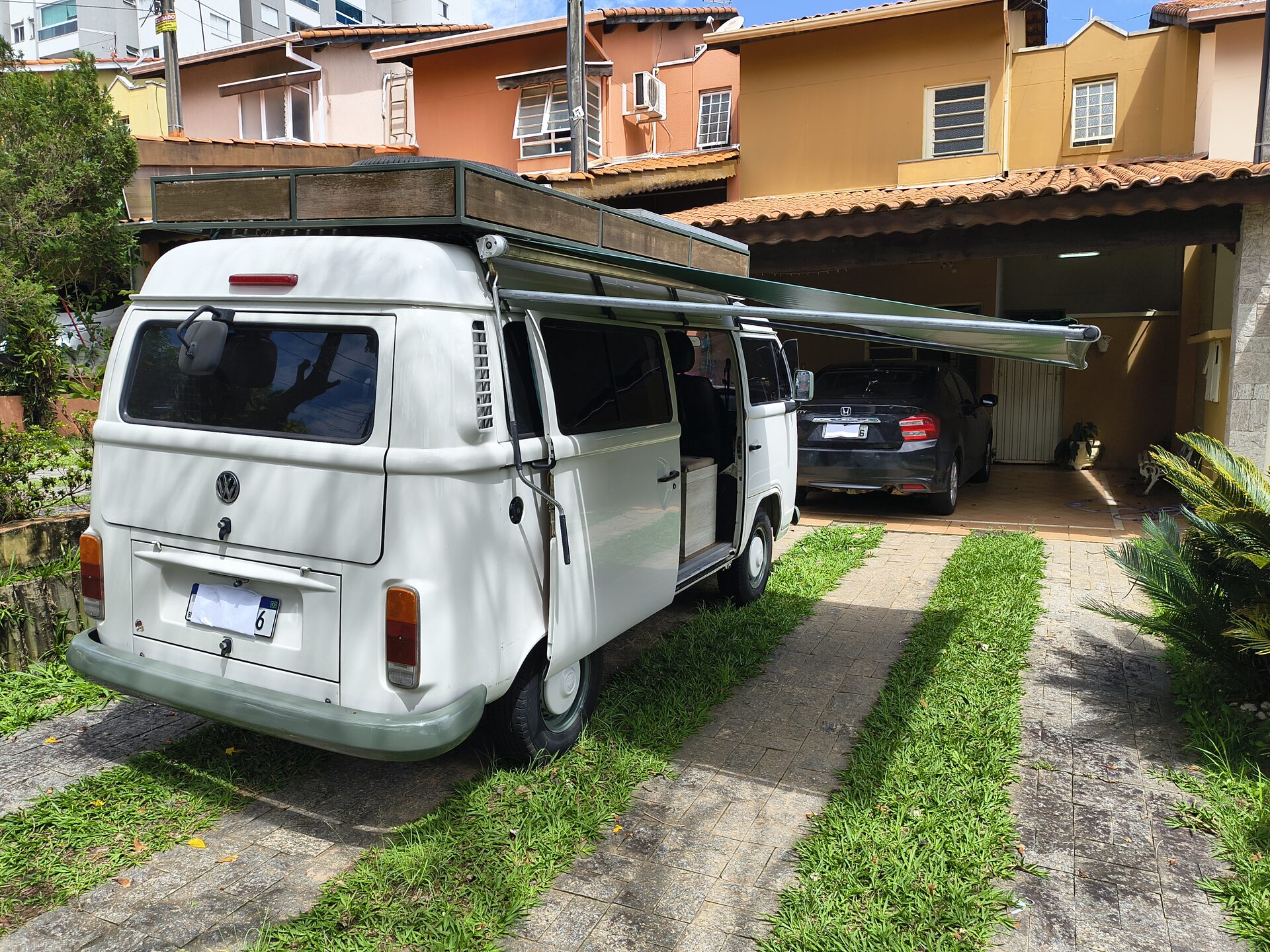 Traseira da Kombi com o toldo estendido