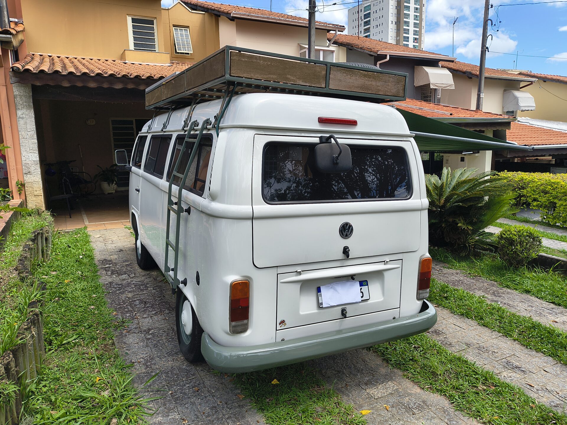 Traseira da Kombi com escada e bagageiro