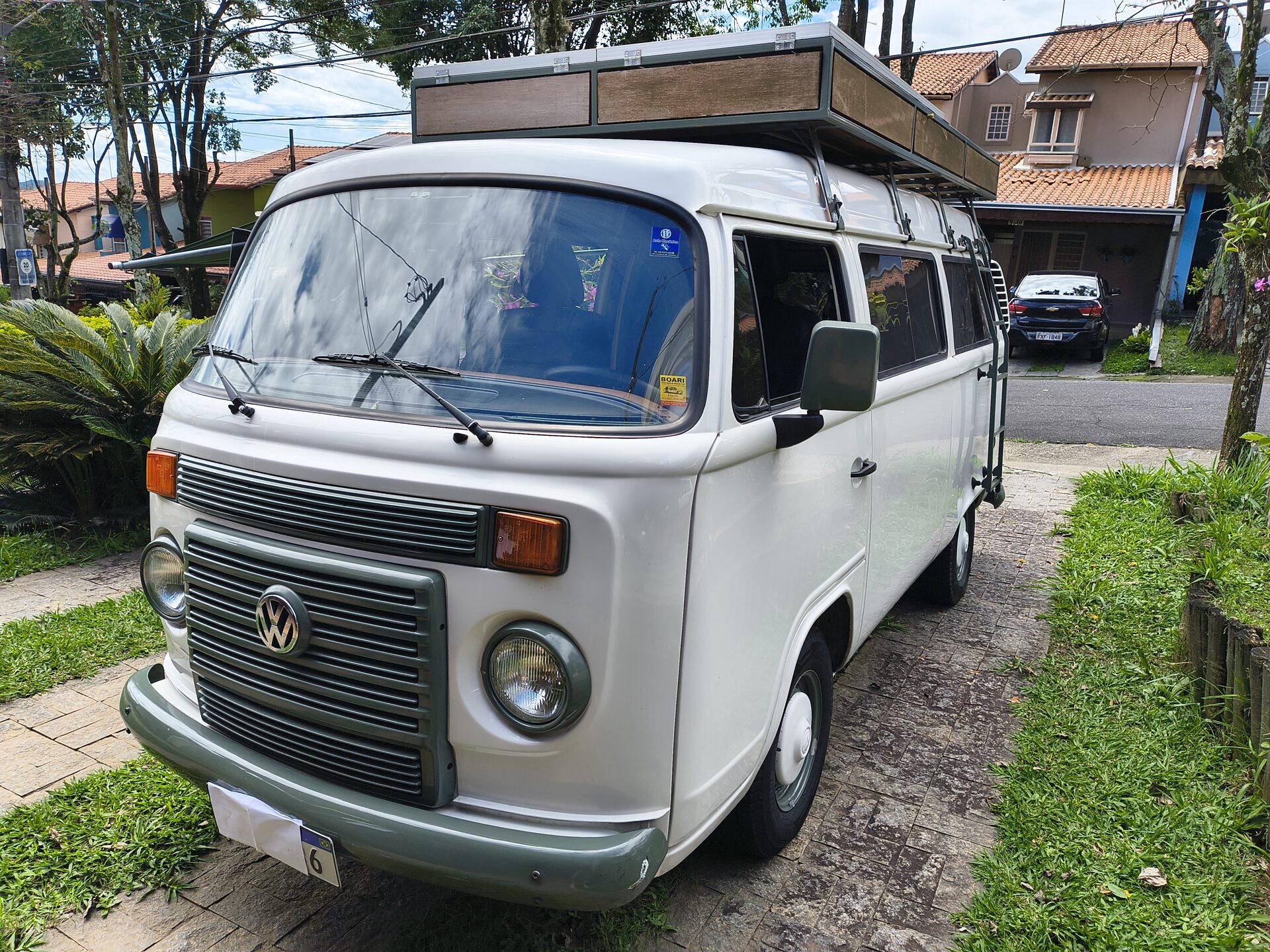 Frente da Kombi branca e verde
