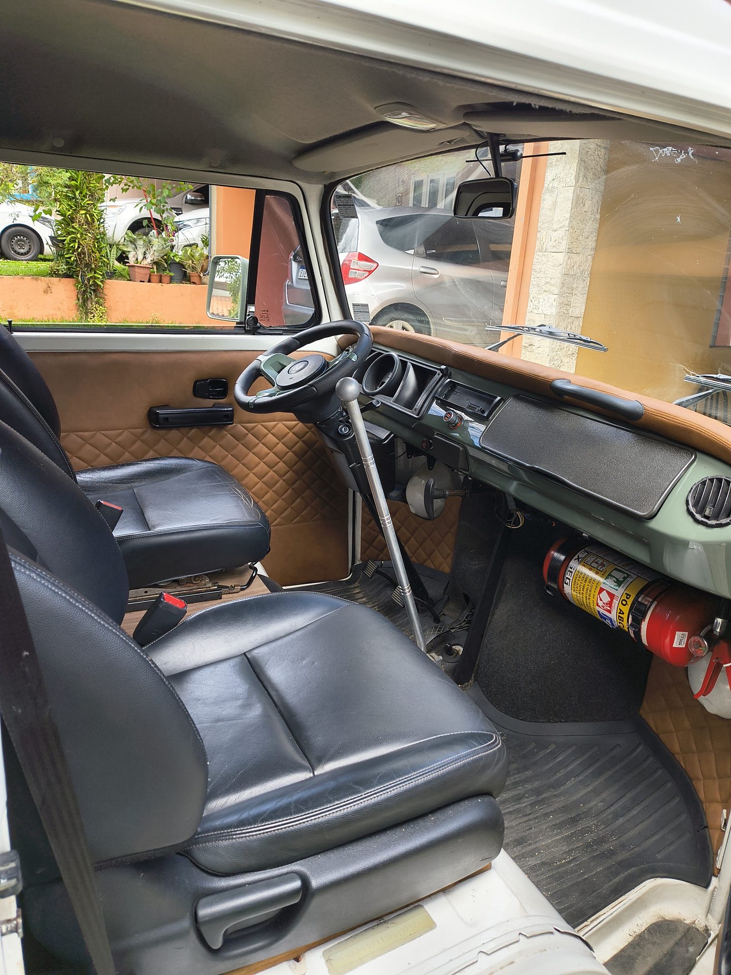 Bancos dianteiros e volante da Kombi